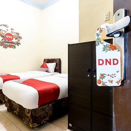 Oyo 723 Penginapan Nia Mandiri Syariah Medan Extérieur photo