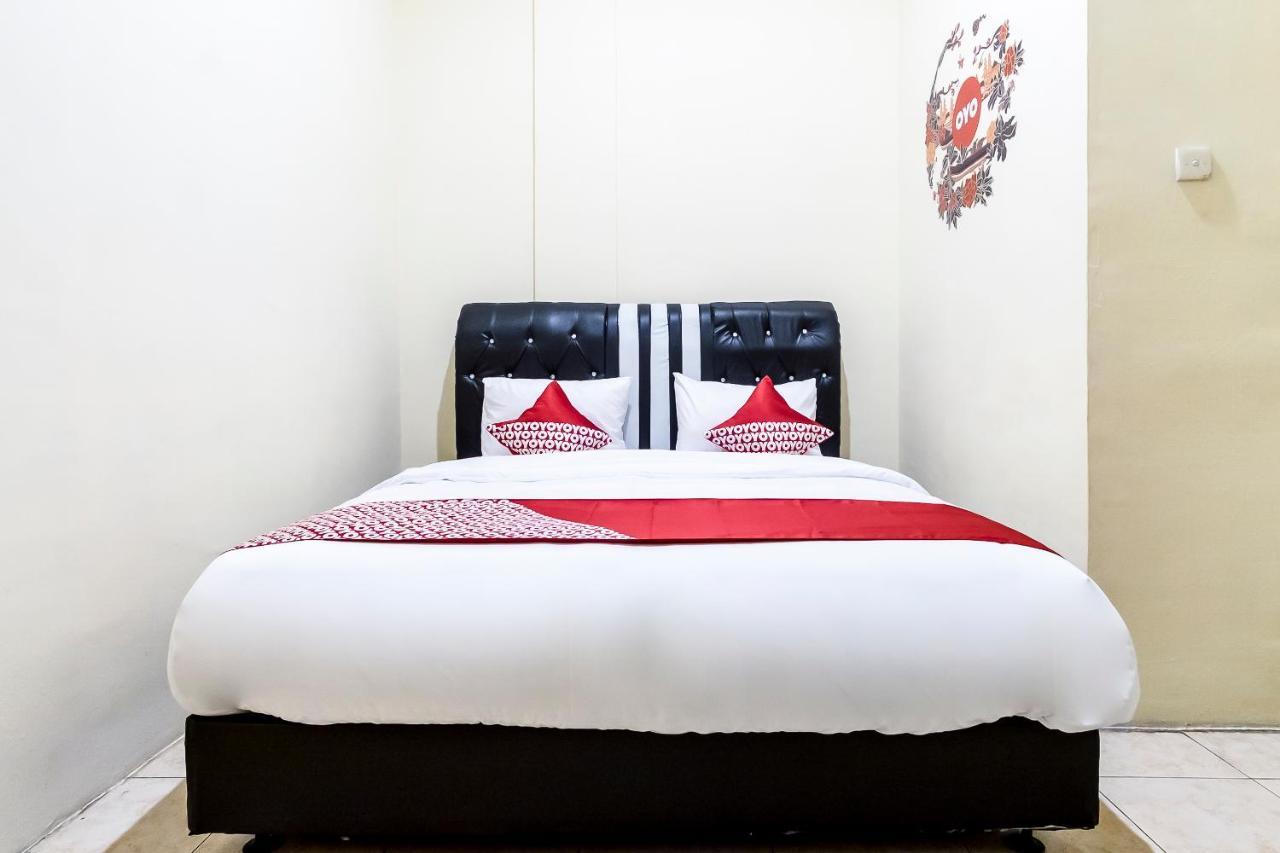 Oyo 723 Penginapan Nia Mandiri Syariah Medan Extérieur photo