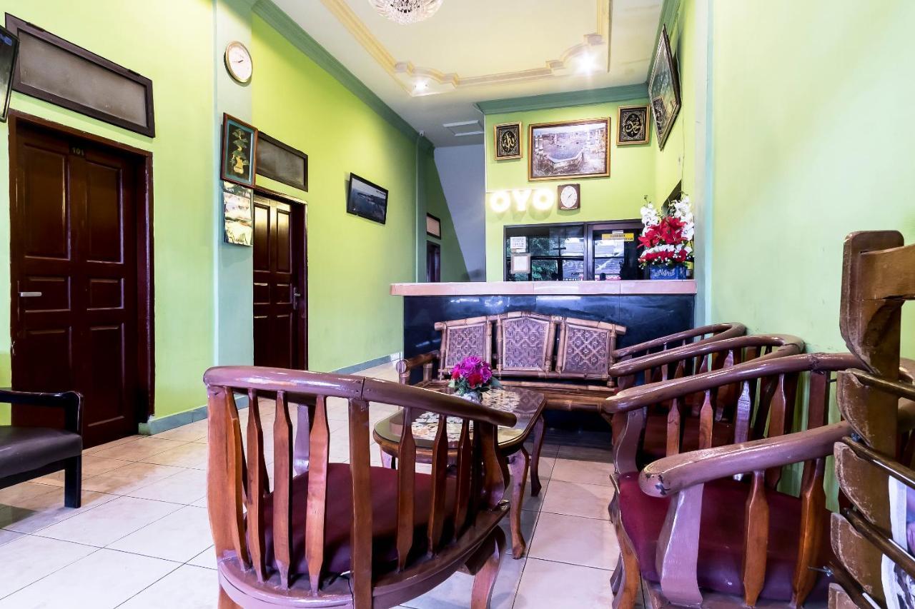 Oyo 723 Penginapan Nia Mandiri Syariah Medan Extérieur photo