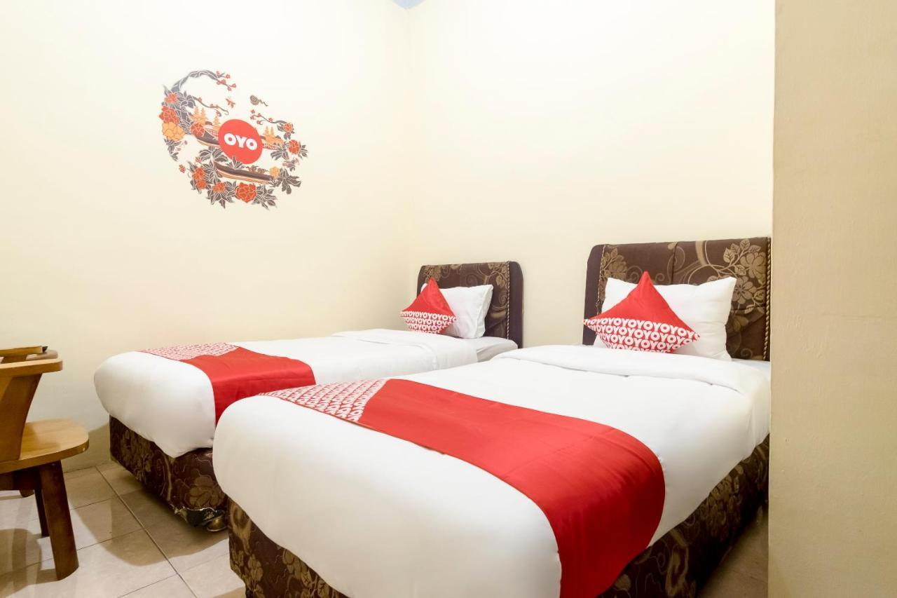 Oyo 723 Penginapan Nia Mandiri Syariah Medan Extérieur photo