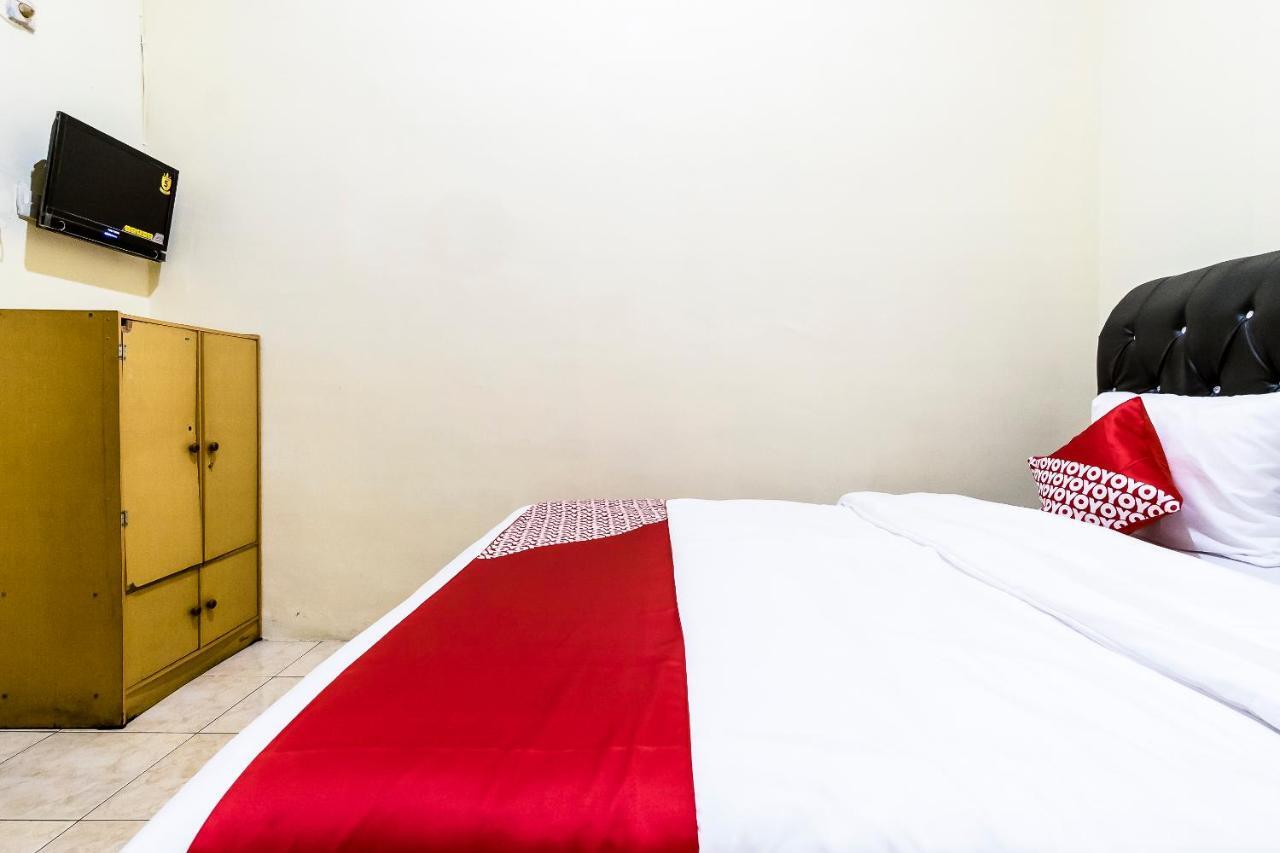 Oyo 723 Penginapan Nia Mandiri Syariah Medan Extérieur photo