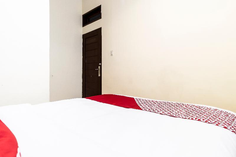 Oyo 723 Penginapan Nia Mandiri Syariah Medan Extérieur photo